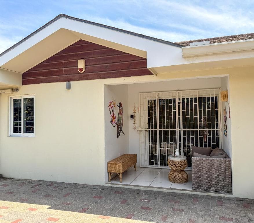 Overdekt terras met rotan loungebank bij My Paradiso Curaçao